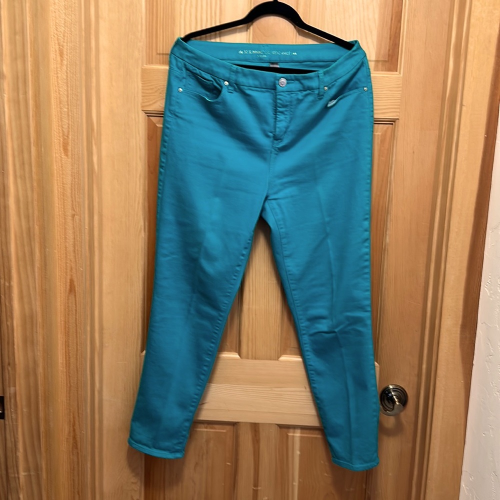 Chico’s so slimming ankle pants size 2 in jade.
